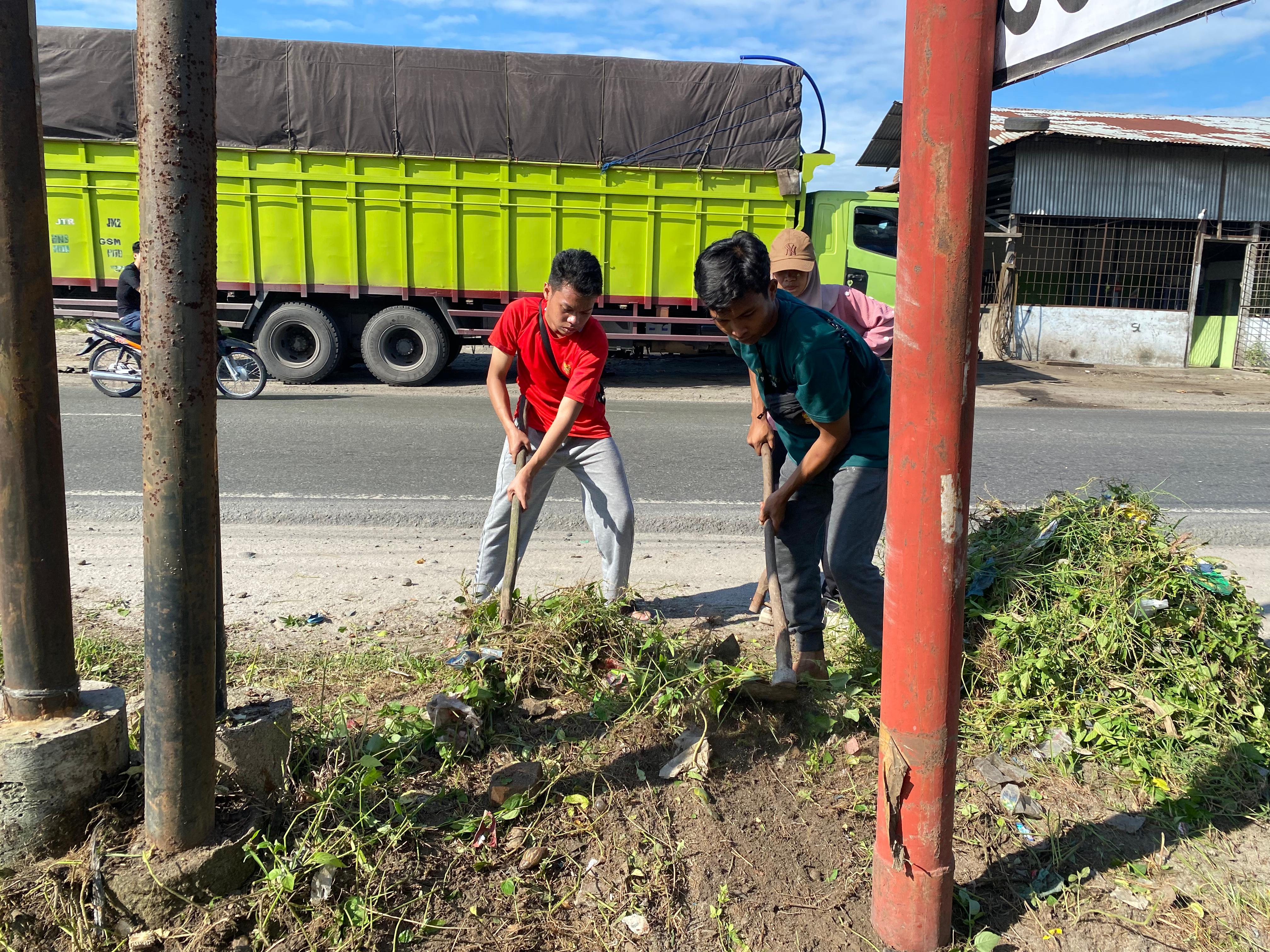 Kegiatan Gotong Royong Pembersihan Parit dan Rumput Pinggir Jalan yang Dilaksanakan Warga dan Mahasiswa KKN Unimed 2025